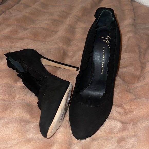 Giuseppe Zanotti - Black suede ruffle heels - Picture 2 of 8